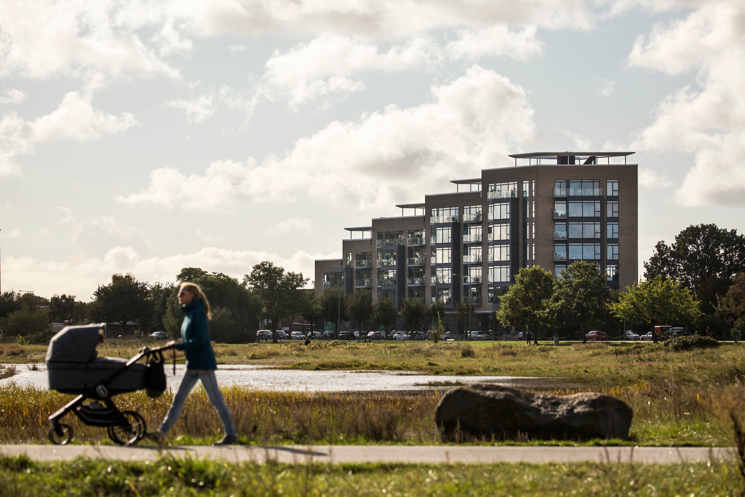 Person gÃ¥r tur i naturskÃ¸nt omrÃ¥de foran Strandkanten