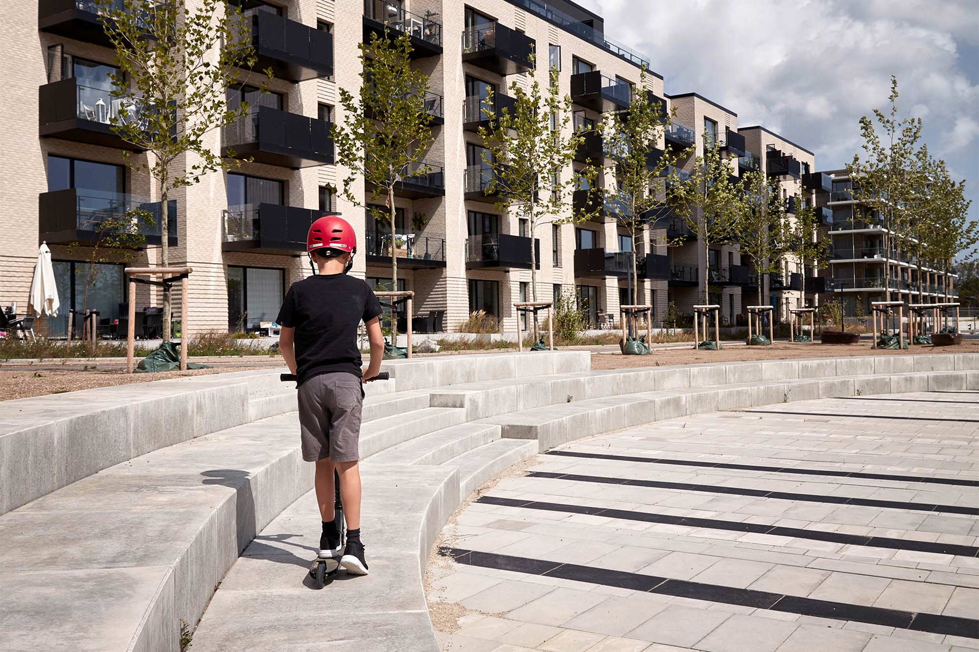 Dreng pÃ¥ lÃ¸behjul pÃ¥ trappe foran Kernehuset