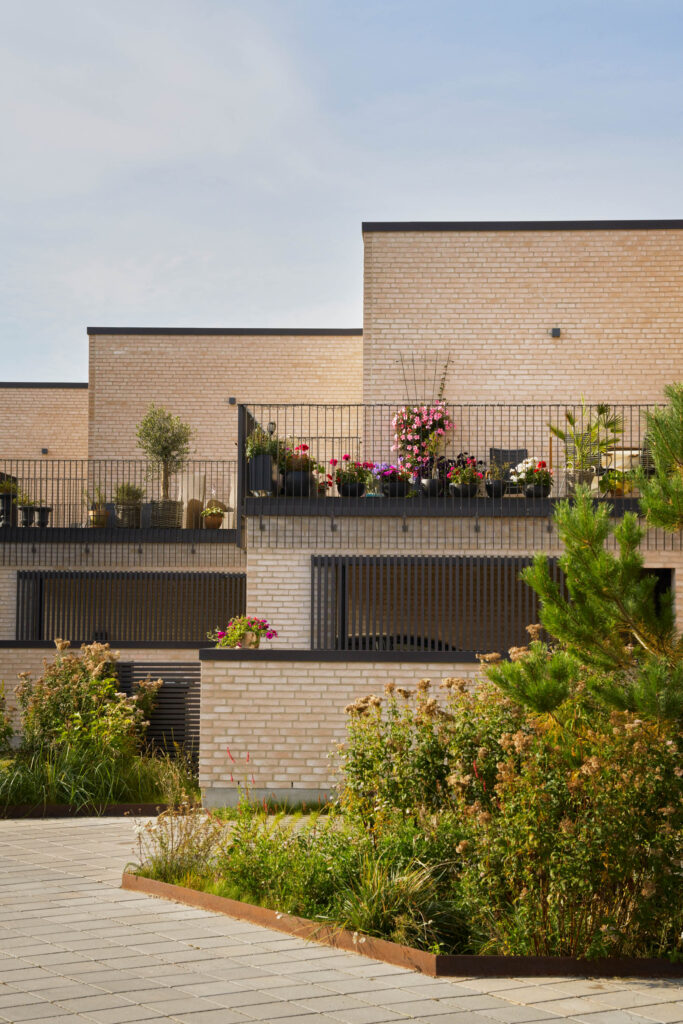 Terrasserne, carporte og frodig beplantning i Trongaarden